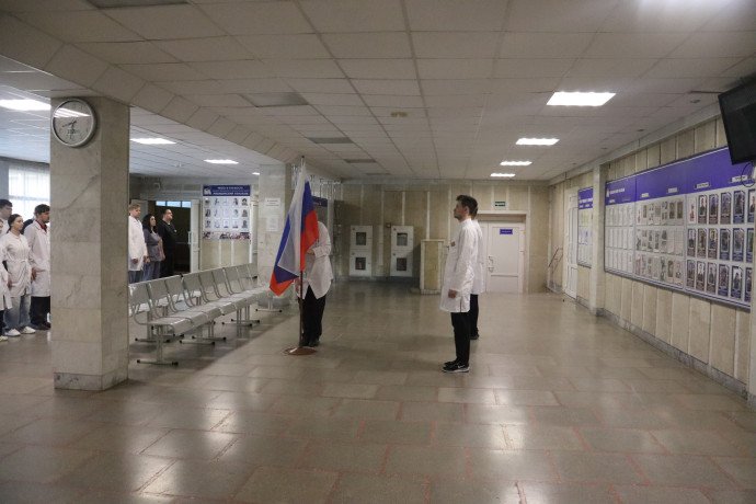Понедельник в медицинском колледже начинается с важных традиций и заслуженных наград! 0