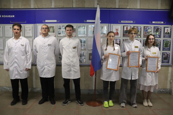 Понедельник в медицинском колледже начинается с важных традиций и заслуженных наград! 1