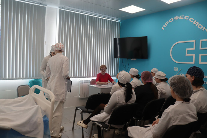 Омский медицинский колледж провел лекцию ко Дню беременных 4