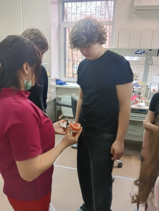 Школьники знакомятся с медицинскими профессиями. 4