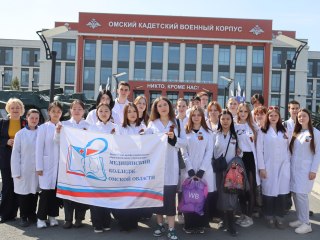 Студенты Медицинского колледжа - участники  акции "Майский Вальс"